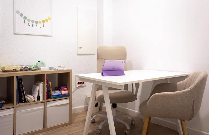 Despacho de la consulta con materiales para sesiones con niños y adolescentes